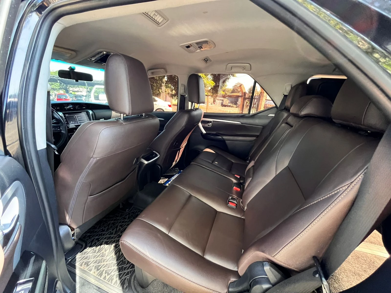 toyota-fortuner-2020-elegancia-y-fuerza-en-negro