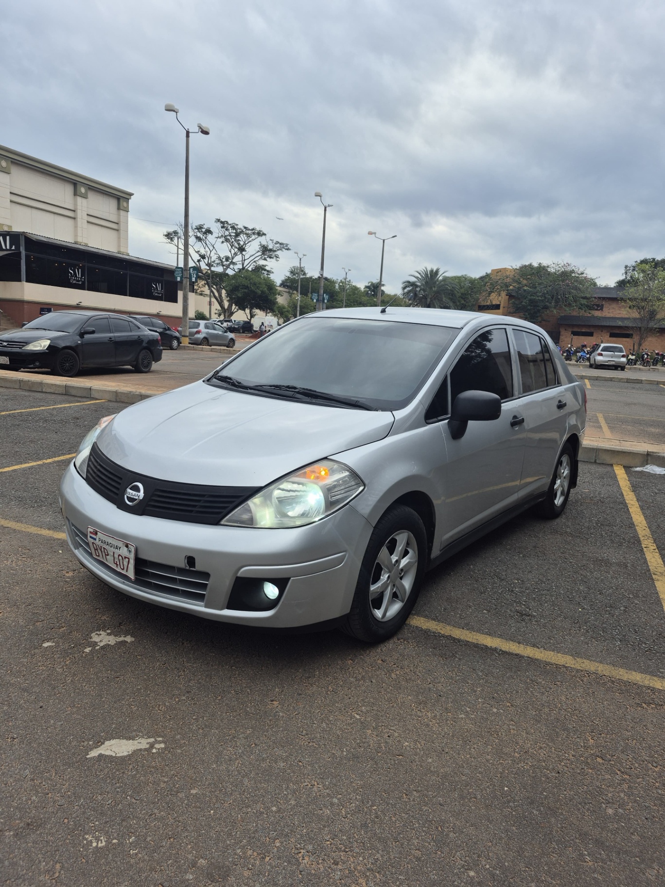 Nissan Tiida de cuevas hermanos 2015