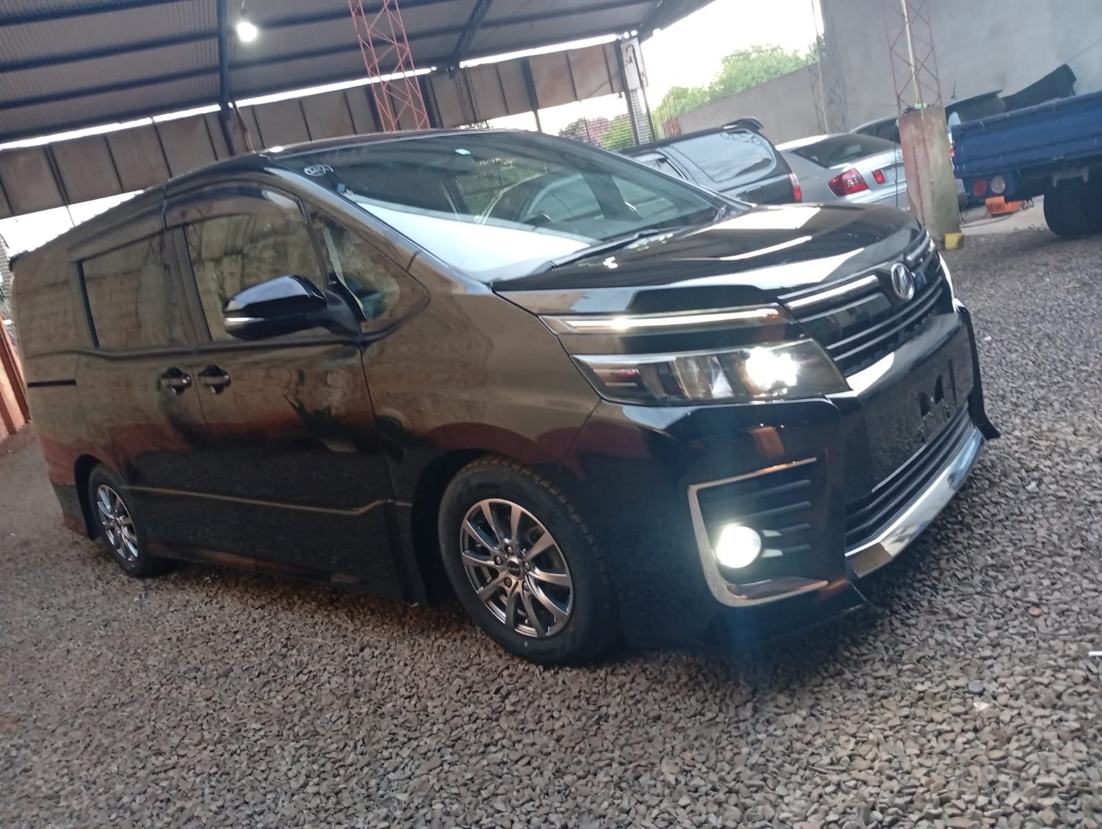 Toyota Voxy 2014